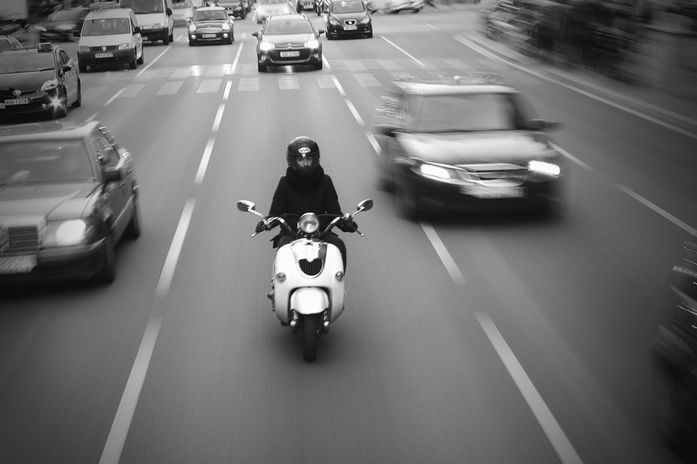 Depuis le 1er février il ne sera plus autorisé aux motards de rouler entre le files de voitures